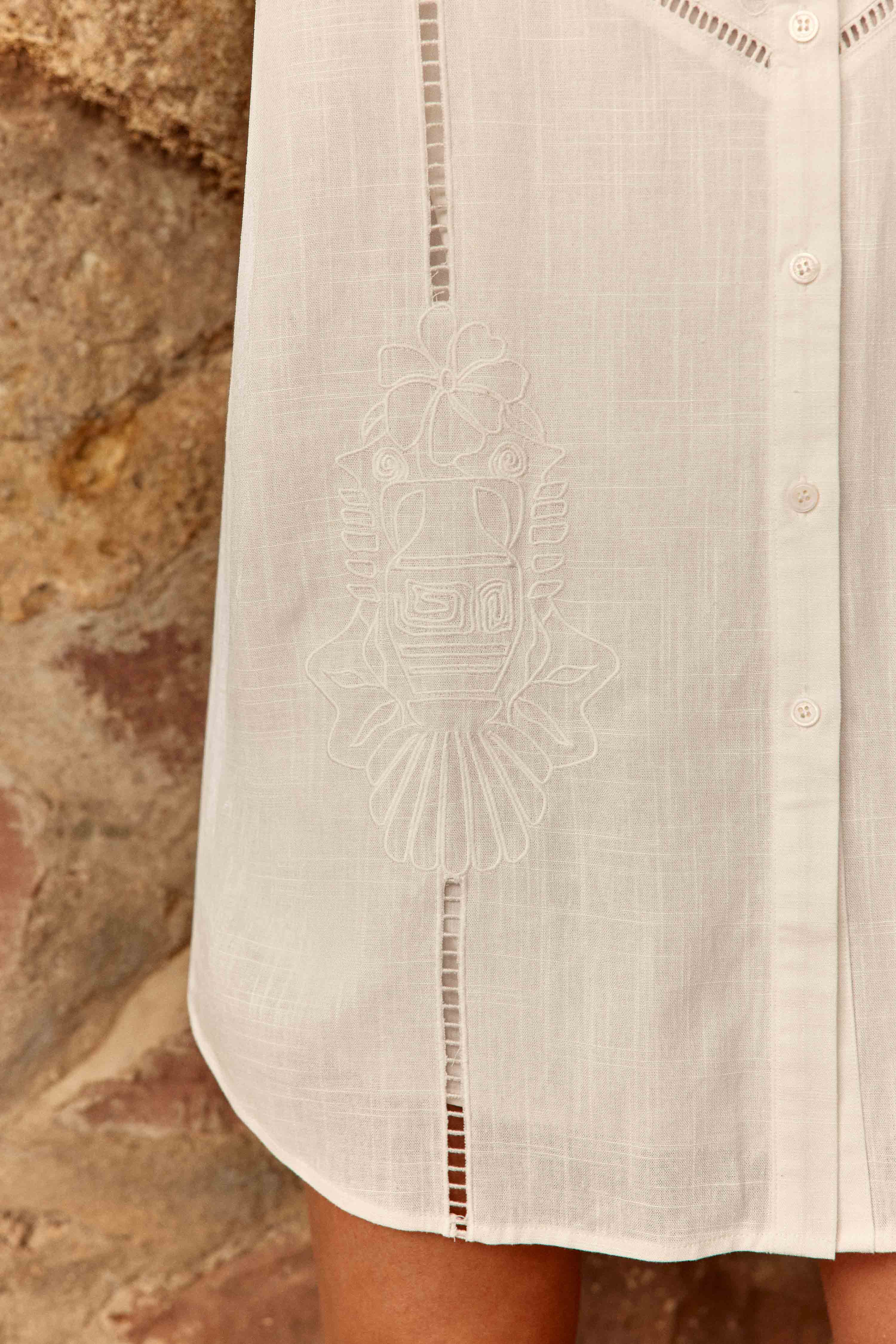 Reila - Robe chemise brodée